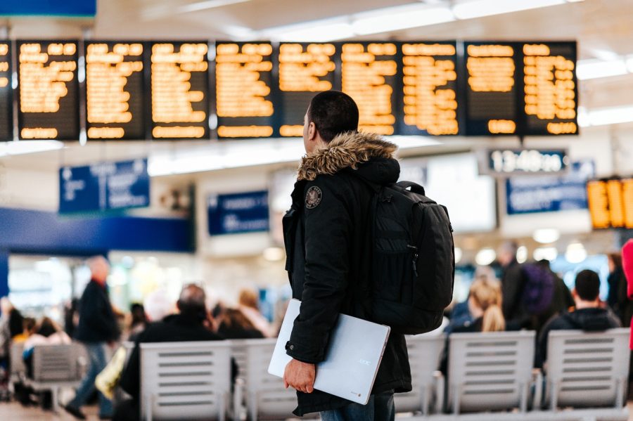 Etudiant dans un aéroport avant le départ pour son stage à l'étranger