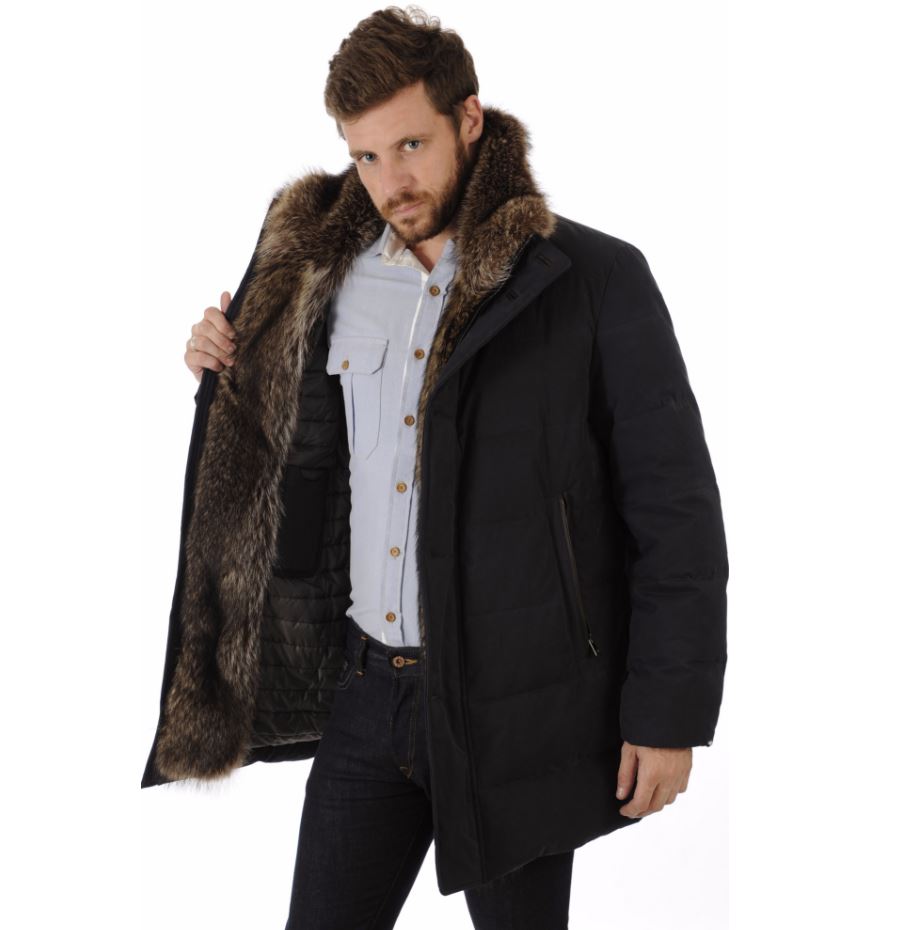 Homme en tenue chic et professionnelle avec une parka en fourrure