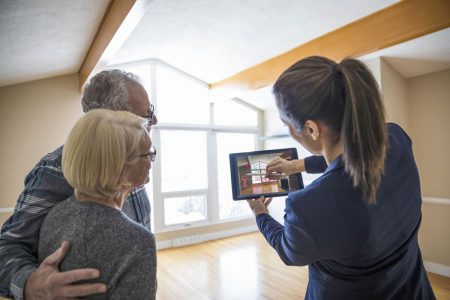 Jeune diplômée d'école de commerce devenue agent immobilier qui fait visiter un appartement