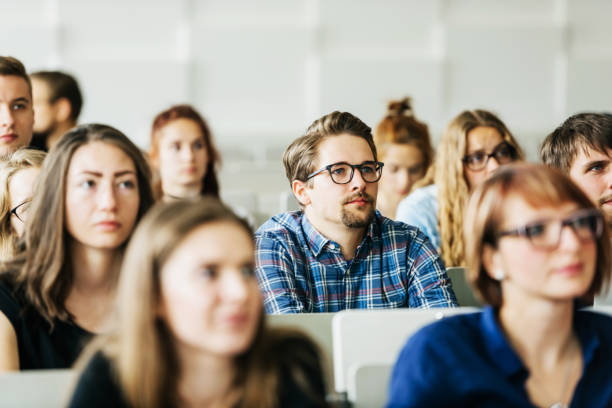 Jeune étudiant en école de commerce qui aspire à devenir agent immobilier