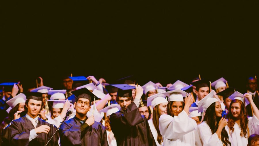 Cérémonie de remise de diplôme où tous les étudiants en tenue traditionnelle sont rassemblés pour la photo souvenir